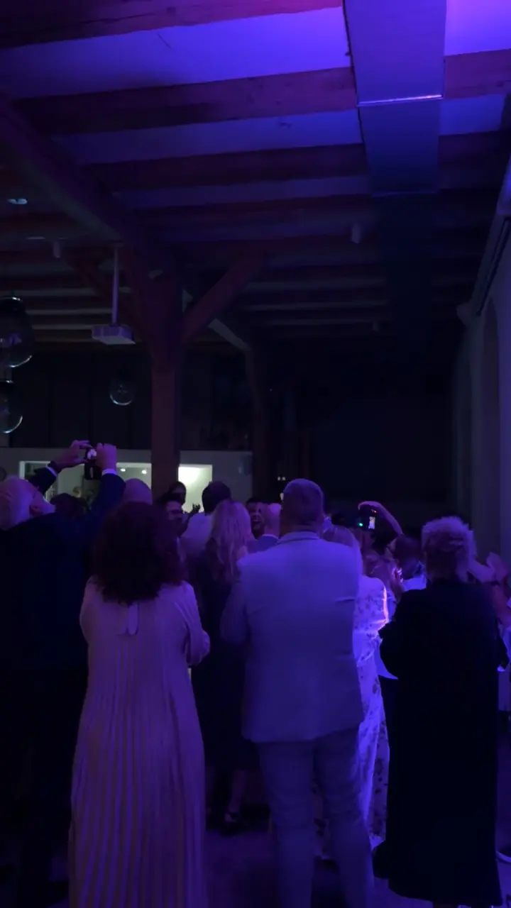 Stillbillede fra klippet: Gulvet under bjælkerne