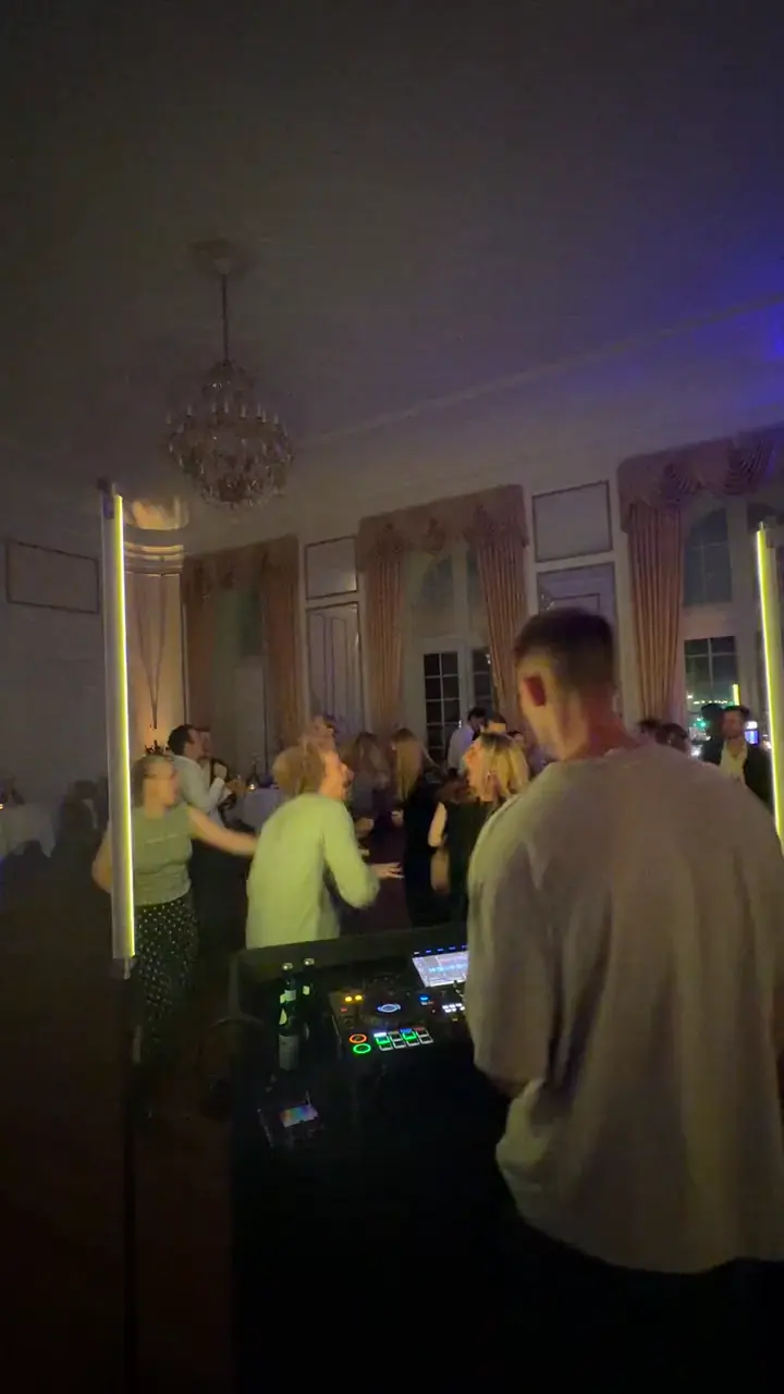 Stillbillede fra klippet: Gulvet i festsalen