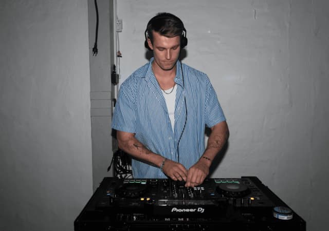Laust bag DJ-pulten til en reception