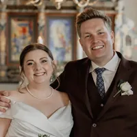 Brudeparret Simon og Julie til deres bryllup
